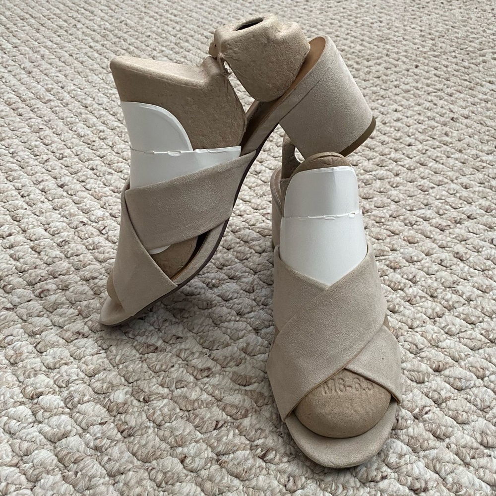 BANANA REPUBLIC LOW HEEL - SIZE 8 - Picture 3 of 8